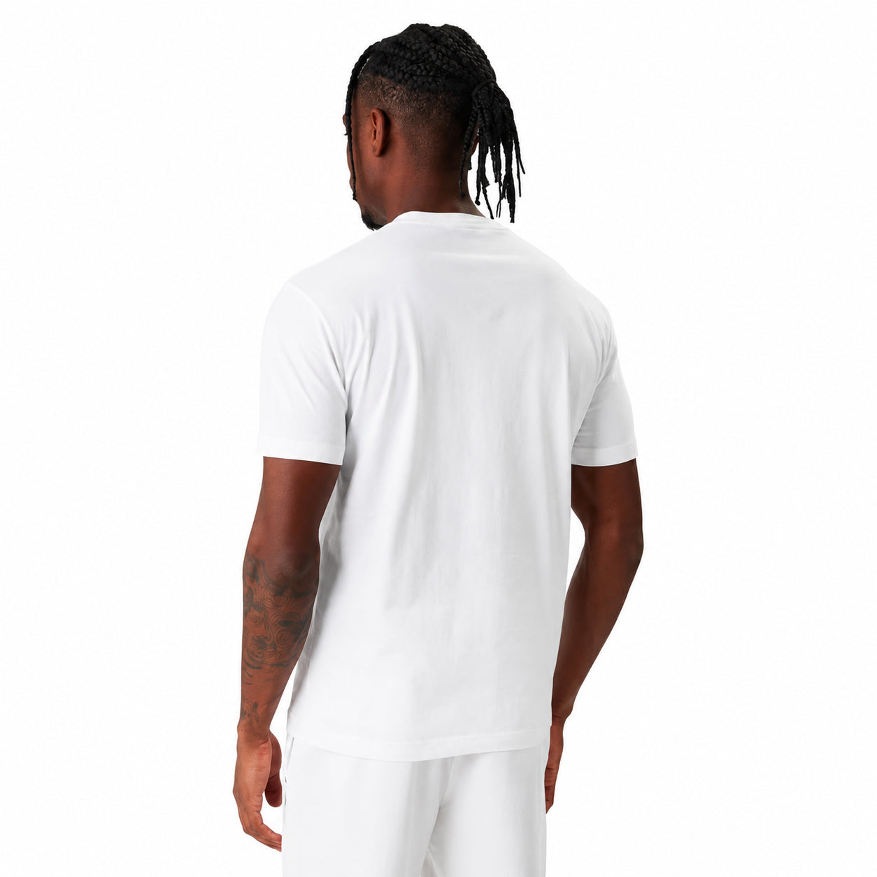 EA7 Maglietta bianca a maniche corte con girocollo, dal design semplice e versatile, ideale per un abbigliamento quotidiano comodo e pratico. 7M001412-U0002