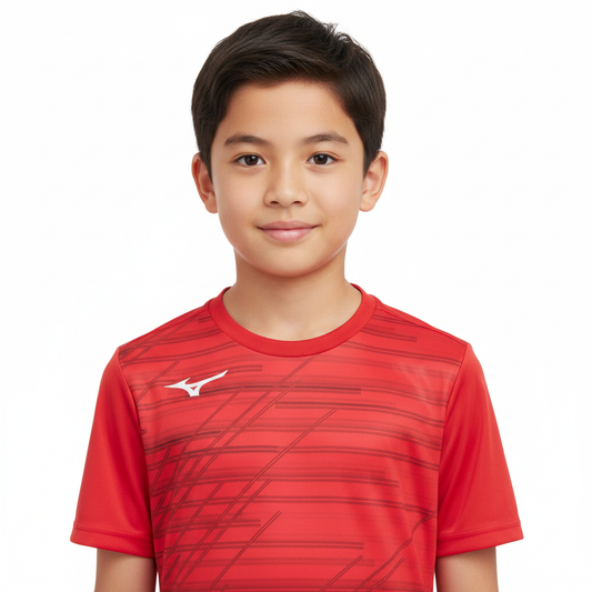 Mizuno Team Chiba Tee JNR t-shirt rossa indossata da ragazzo mezzo busto