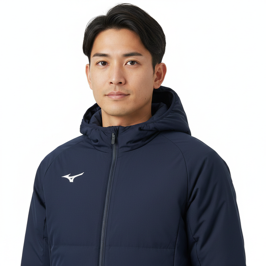 Mizuno Team Padded Jacket giacca imbottita blu navy indossata da atleta adulto mezzo busto