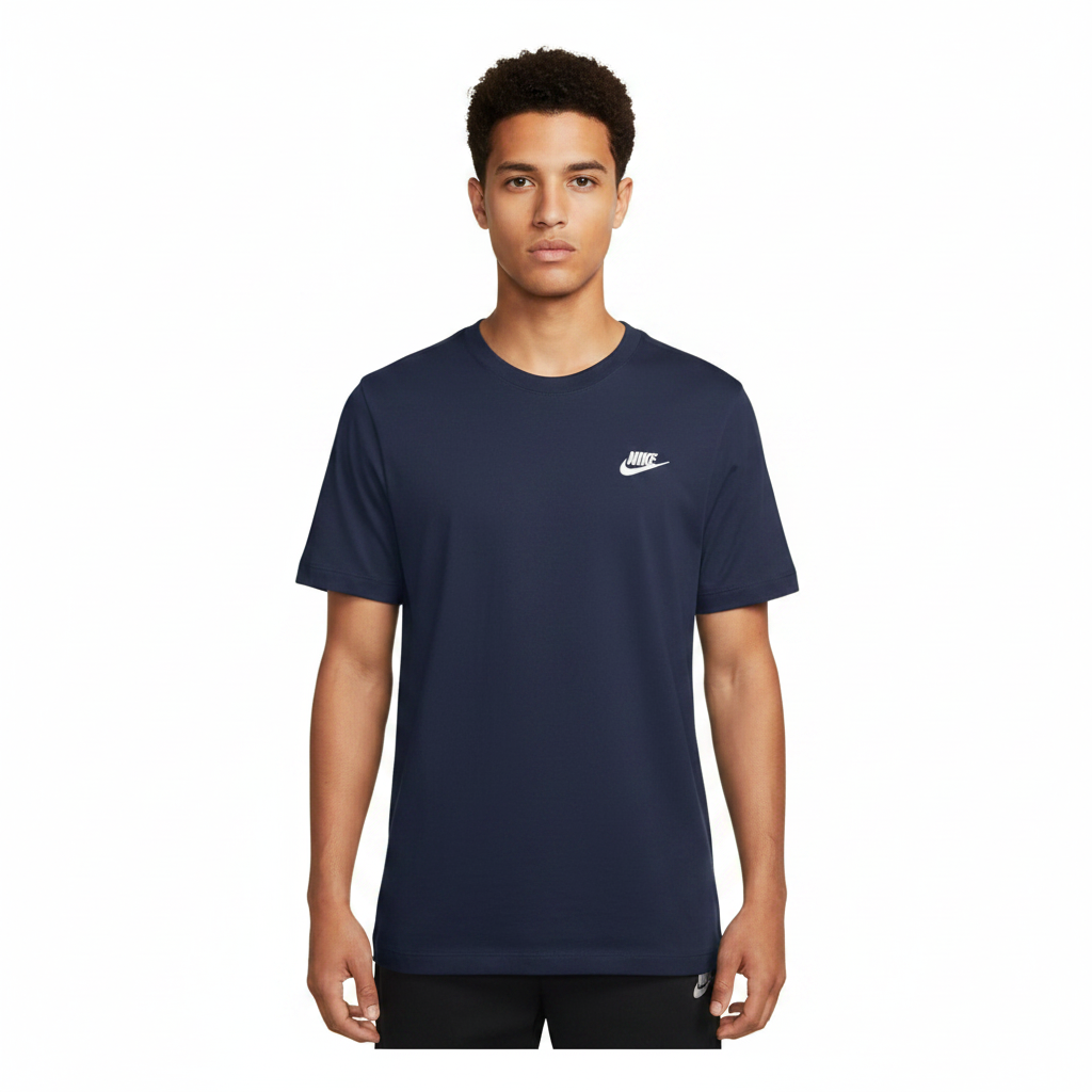Nike Sportswear Club AR4997-410 - T-shirt blu navy indossata
