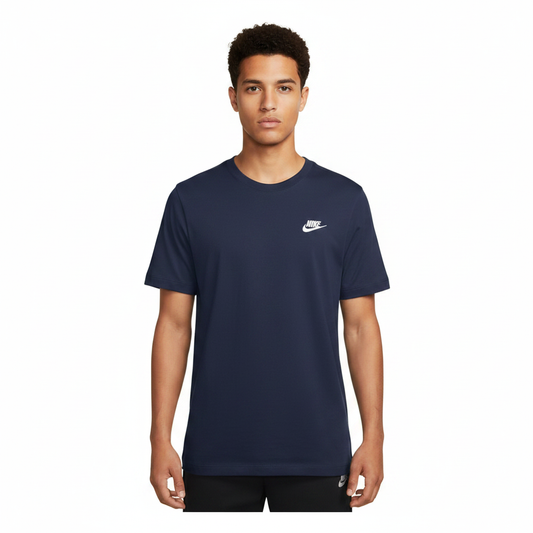 Nike Sportswear Club AR4997-410 - T-shirt blu navy indossata