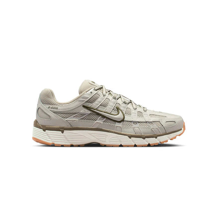 NIKE W NIKE P-6000 LT BONE/SAIL-PHANTOM-MED OLIVE-GUM YELLOW BV1021-016