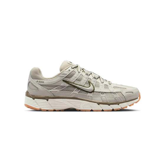 NIKE W NIKE P-6000 LT BONE/SAIL-PHANTOM-MED OLIVE-GUM YELLOW BV1021-016