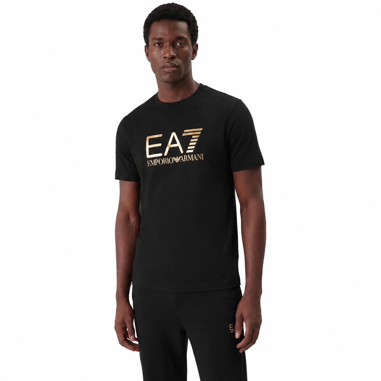 EA7 Maglietta nera a maniche corte con girocollo, dal design semplice e versatile, ideale per un abbigliamento quotidiano comodo e pratico. 7M001412-MC004