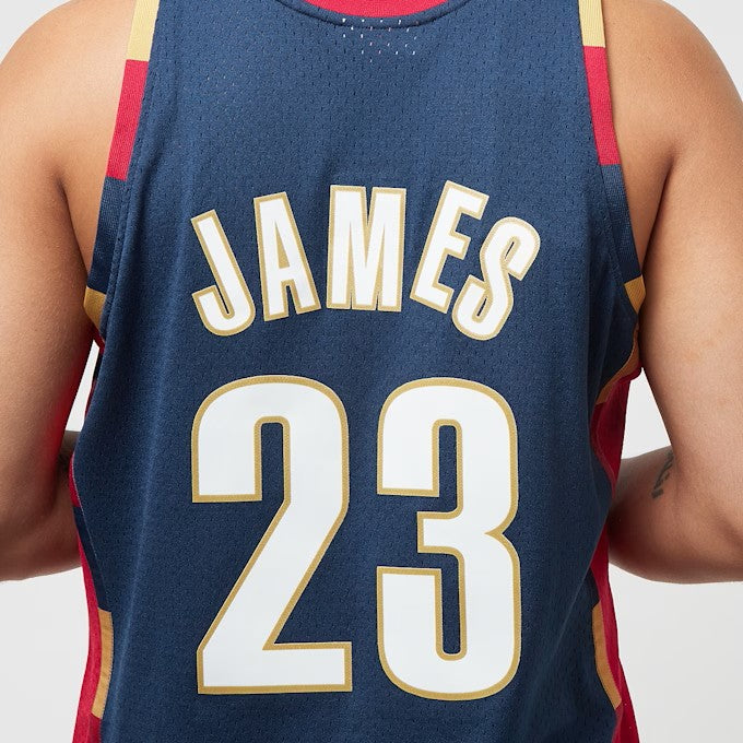 Mitchell & Ness NBA SWINGMAN ALTERNATE JERSEY CAVALIERS 2008 LEBRON JAMES SMJYGS18156-CCANAVY08LJA