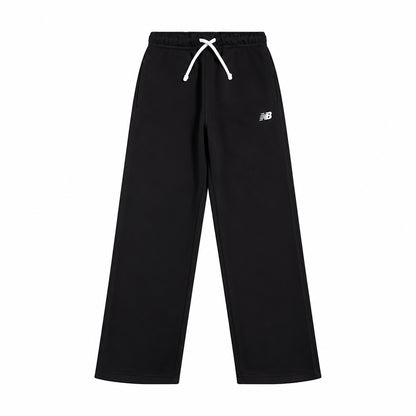 New Balance Small Logo Straight Leg YB62Y8PV-BK – Nero | Pantaloni bambino e ragazzo in fleece, gamba dritta e mini logo per outfit casual quotidiani