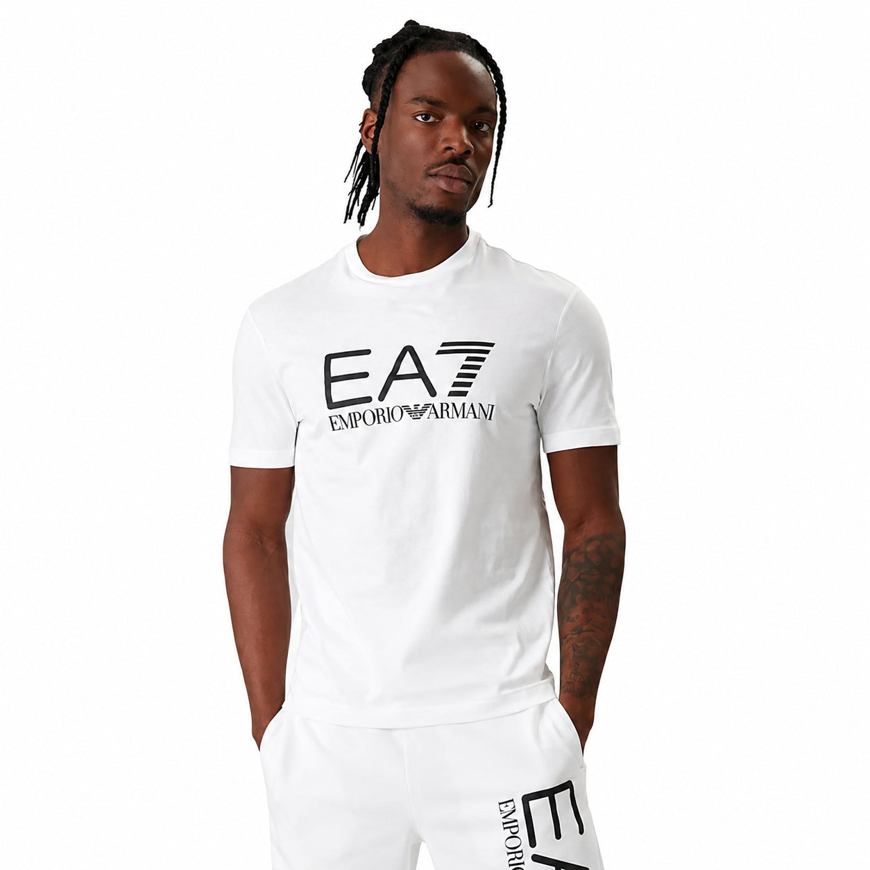 EA7 Maglietta bianca a maniche corte con girocollo, dal design semplice e versatile, ideale per un abbigliamento quotidiano comodo e pratico. 7M001412-U0002