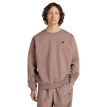 NEW BALANCE LINEAR GRAPHIC FLEECE CREW - EARTH SHADOW MT53529EAS