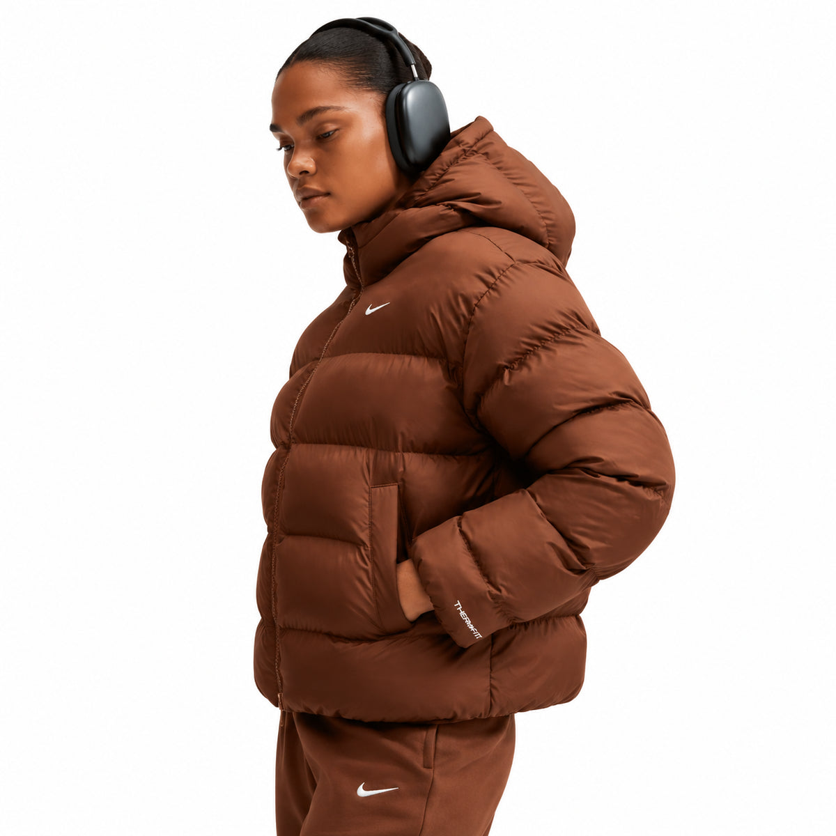 Nike Sportswear Therma-FIT Giacca Imbottita Donna Puffer con Cappuccio Vestibilità Ampia Imbottitura Sintetica Marrone Taglie XS-L IF5931-259