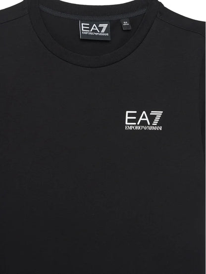 EA7 Maglietta nera a maniche corte con girocollo, dal design semplice e versatile, ideale per un abbigliamento quotidiano comodo e pratico. 7B000020-UC001