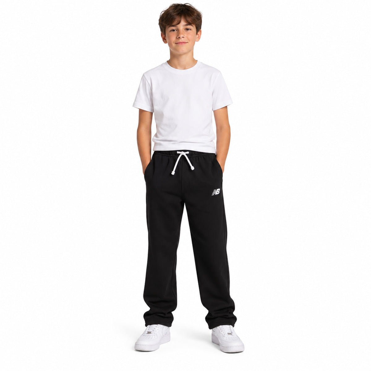 New Balance Small Logo Straight Leg YB62Y8PV-BK – Nero | Pantaloni bambino e ragazzo in fleece, gamba dritta e mini logo per outfit casual quotidiani
