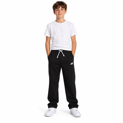 New Balance Small Logo Straight Leg YB62Y8PV-BK – Nero | Pantaloni bambino e ragazzo in fleece, gamba dritta e mini logo per outfit casual quotidiani