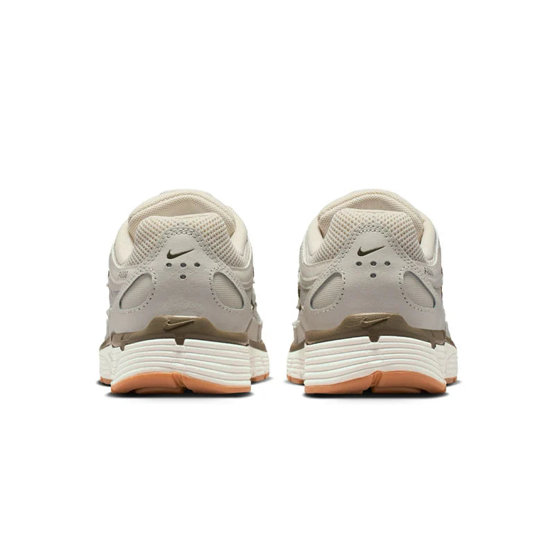 NIKE W NIKE P-6000 LT BONE/SAIL-PHANTOM-MED OLIVE-GUM YELLOW BV1021-016