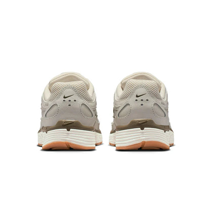 NIKE W NIKE P-6000 LT BONE/SAIL-PHANTOM-MED OLIVE-GUM YELLOW BV1021-016