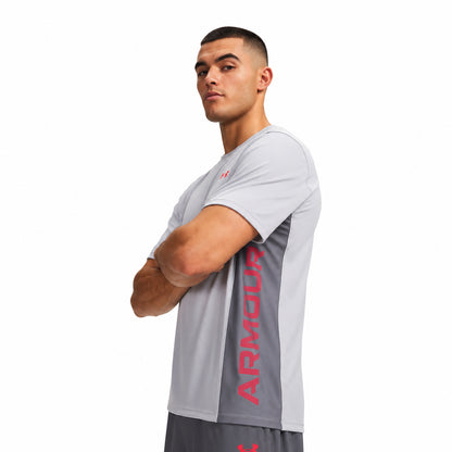 Under Armour UA Tech Utility SS 6013801-011 – T-shirt uomo grigio chiaro a manica corta in tessuto tecnico traspirante per sport e tempo libero attivo