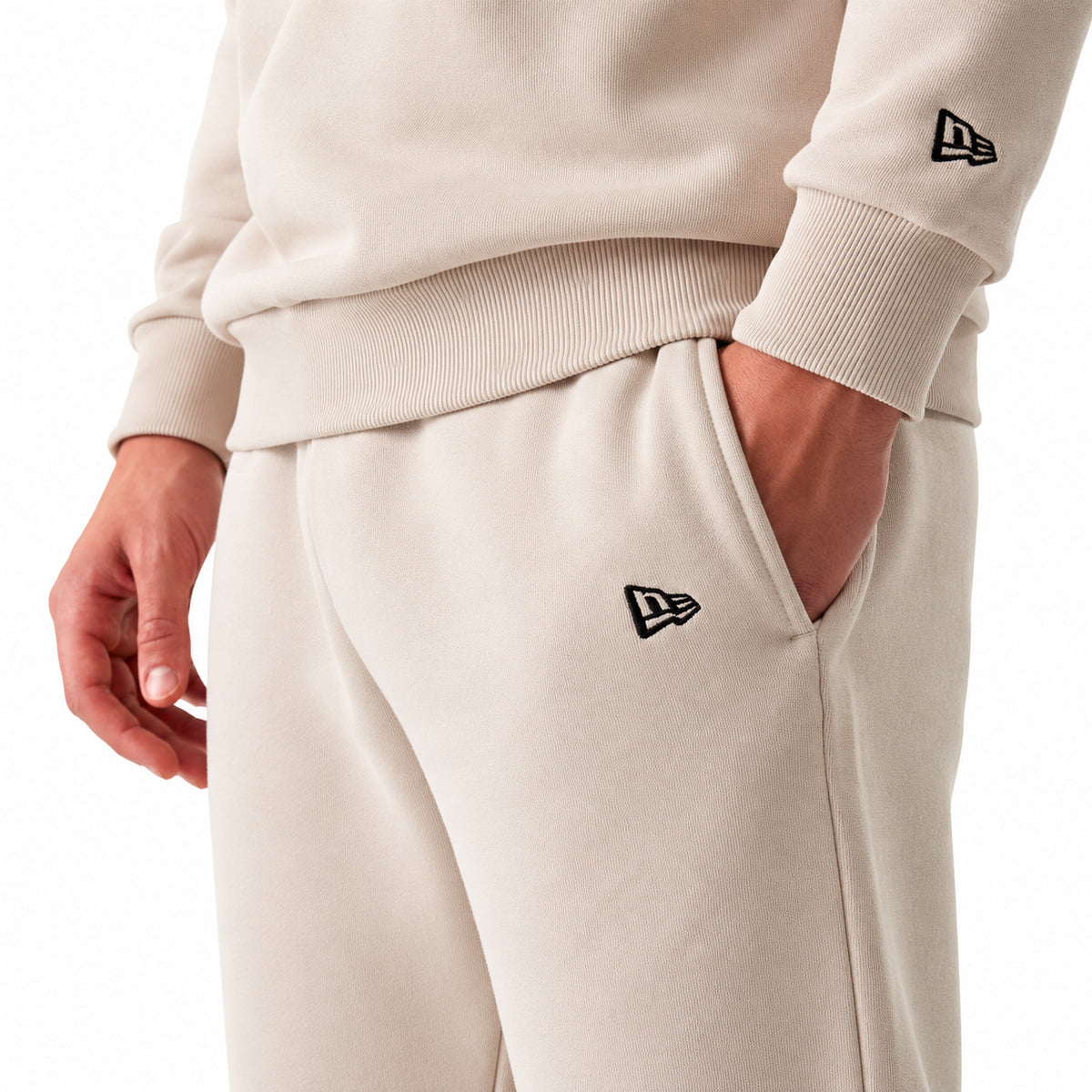 New Era New York Yankees MLB League Essential Joggers Pantaloni Tuta Uomo in Felpa Fleece Beige Cream S-XL 60675779