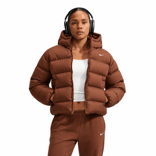 Nike Sportswear Therma-FIT Giacca Imbottita Donna Puffer con Cappuccio Vestibilità Ampia Imbottitura Sintetica Marrone Taglie XS-L IF5931-259