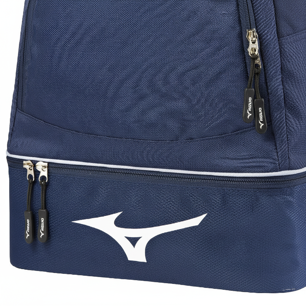 Mizuno Team Back Pack zaino blu navy dettaglio logo bianco e vano inferiore con zip