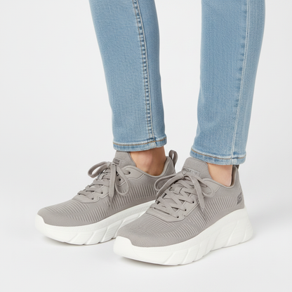 Donna che indossa le Skechers Bobs B Flex Hi Flying Hi 117385 sneaker alta Talpa su sfondo bianco