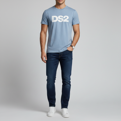 Uomo che indossa la DS2 T-Shirt SS26272 manica corta colore Celeste