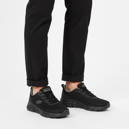 Uomo che indossa le Skechers Bobs B Flex Icy Edge 118109 sneaker Nero su sfondo bianco