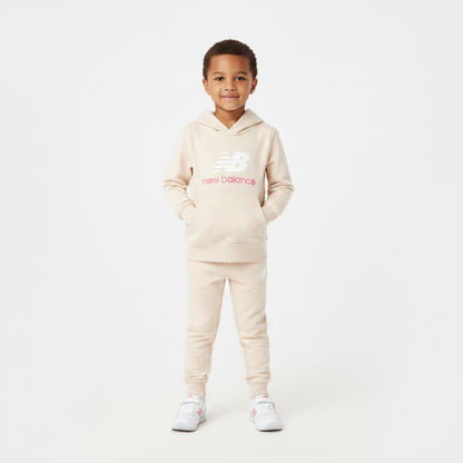 Bambino che indossa la New Balance Stacked Logo FT Hoodie LAKG0248 colore bisque