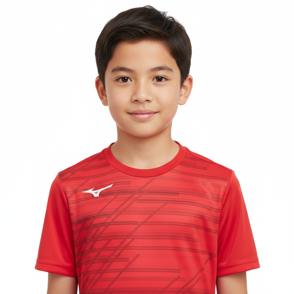 Mizuno Team Chiba Tee JNR t-shirt rossa indossata da ragazzo mezzo busto