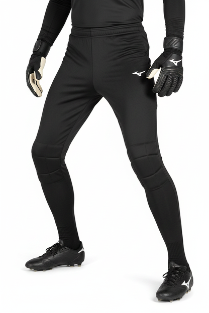 Mizuno Team Trad GKeeper Pant pantaloni portiere neri indossati da portiere figura intera