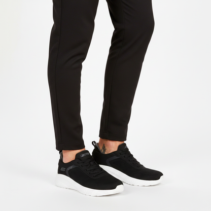 Uomo che indossa le Skechers Bobs Squad Chaos Solid Step 118312 sneaker Nero su sfondo bianco