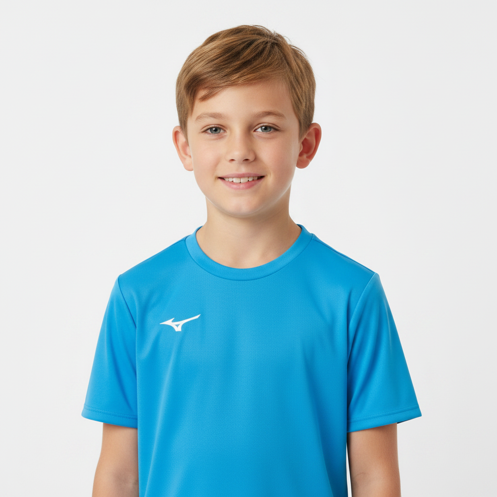 Mizuno Team Training Tee JNR t-shirt azzurra indossata da ragazzo mezzo busto