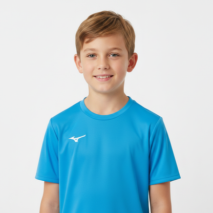 Mizuno Team Training Tee JNR t-shirt azzurra indossata da ragazzo mezzo busto