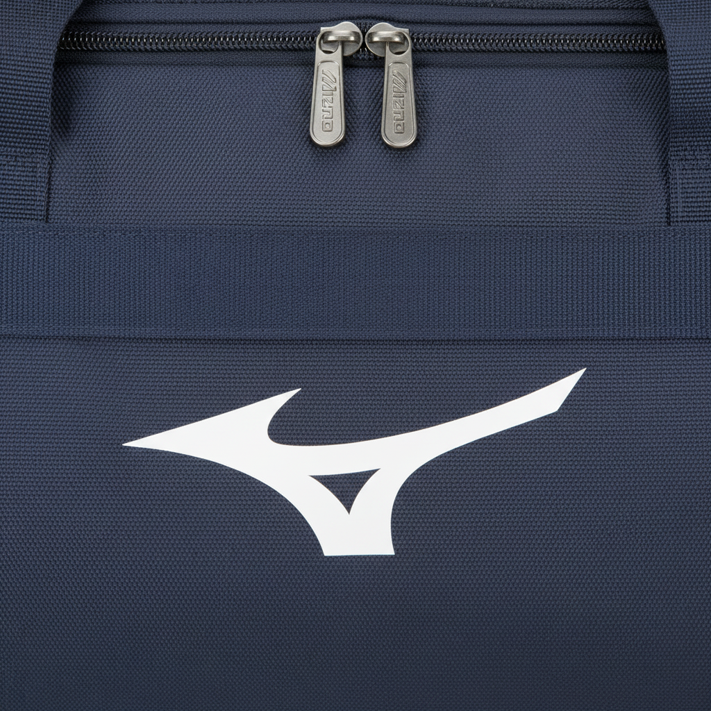 Mizuno Team Holdall Medium dettaglio logo e zip borsa sportiva blu navy