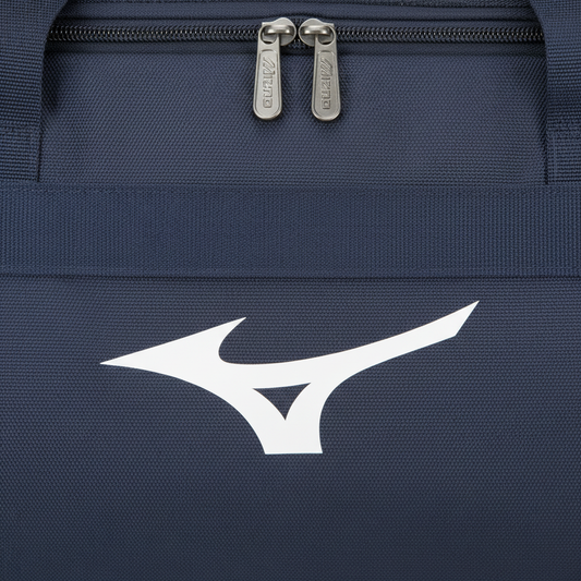 Mizuno Team Holdall Medium dettaglio logo e zip borsa sportiva blu navy