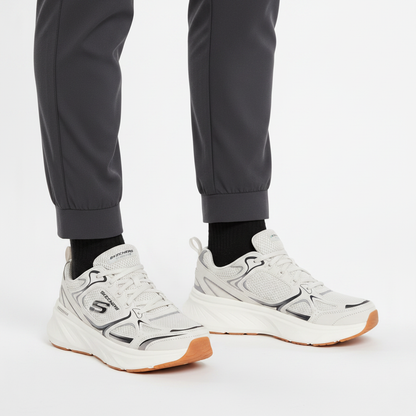 Persona che indossa le Skechers Edgeride Exodis 232844 sneaker running Bianco/Naturale su sfondo bianco