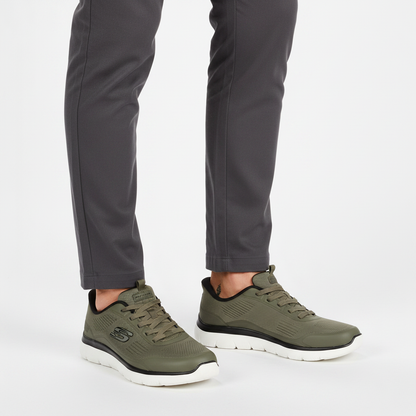 Uomo che indossa le Skechers Summits Leyter 233047 sneaker Verde Oliva/Nero su sfondo bianco