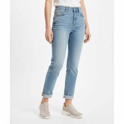 Donna che indossa le Skechers Bobs Squad Chaos Current Muse 117497 sneaker Beige su sfondo bianco