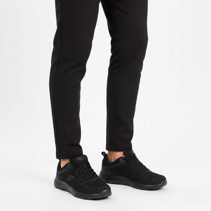 Uomo che indossa le Skechers Summits South Rim 52812 sneaker Nero su sfondo bianco