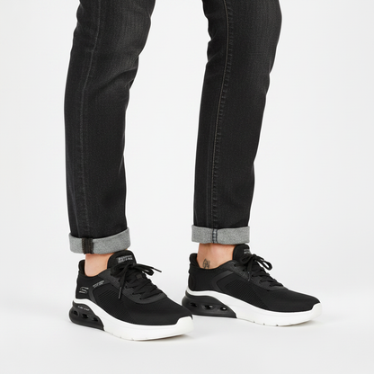 Uomo che indossa le Skechers Bobs Arc Waves 2.0 118317 sneaker Nero su sfondo bianco