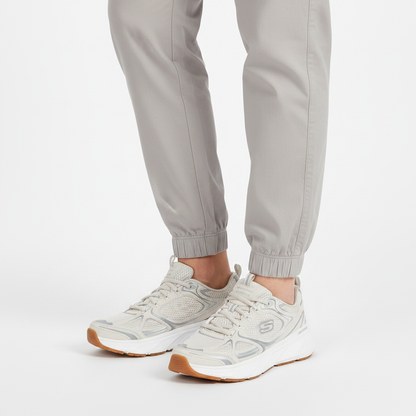 Persona che indossa le Skechers Edgeride Silver Eclipse 150475 sneaker running Naturale/Argento