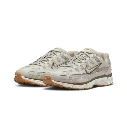 NIKE W NIKE P-6000 LT BONE/SAIL-PHANTOM-MED OLIVE-GUM YELLOW BV1021-016