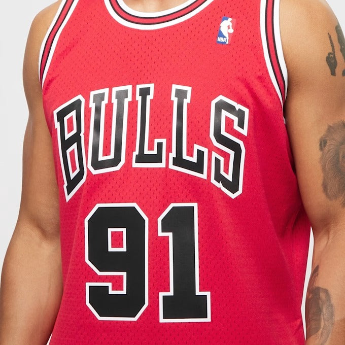 Mitchell & Ness NBA SWINGMAN ROAD JERSEY BULLS 1997 DENNIS RODMAN SMJYGS18154-CBUSCAR97DRD