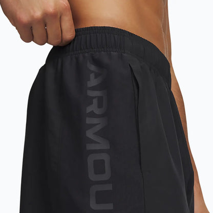 Under Armour UA Tech Utility Shorts 6013799-001 – Pantaloncini sportivi uomo neri in tessuto tecnico traspirante per palestra, training e tempo libero